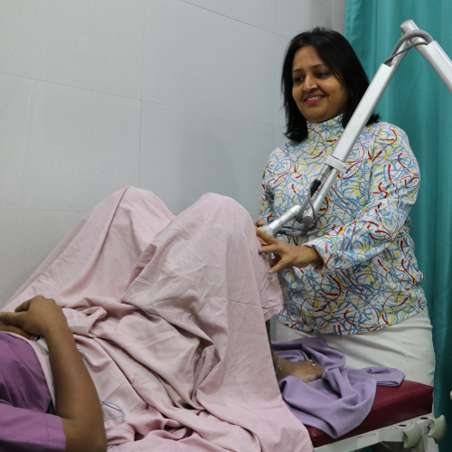 dr-nandita-examining-patient